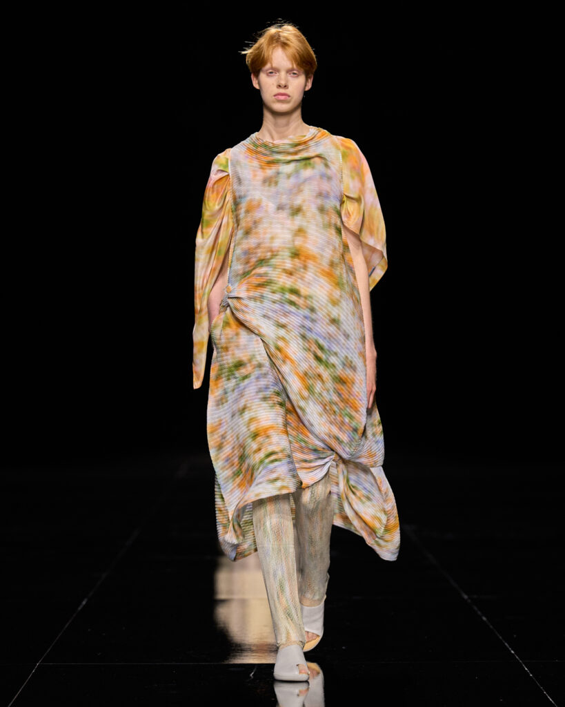 Issey Miyake : le drapé encore humide devenu moule 41 ISSEY MIYAKE SS27 LOOK 033