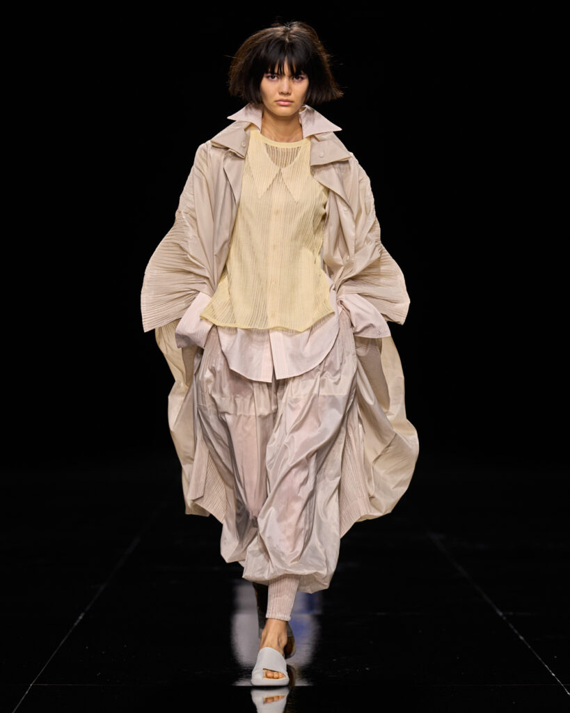 Issey Miyake : le drapé encore humide devenu moule 50 ISSEY MIYAKE SS27 LOOK 034