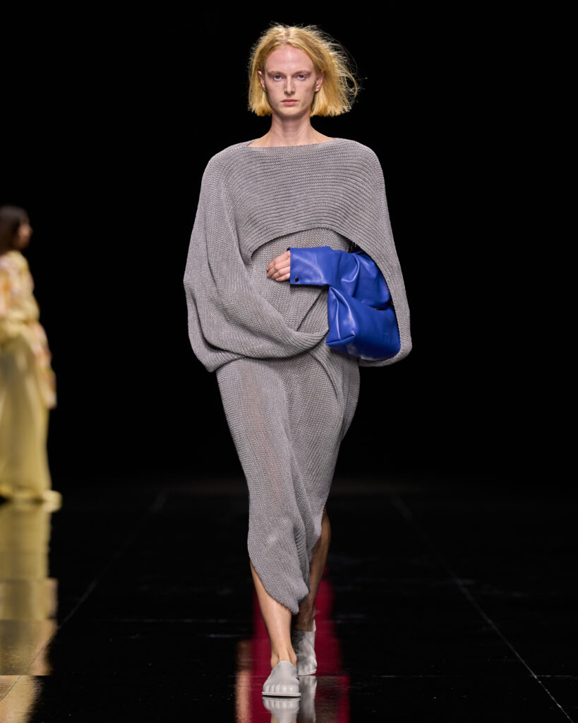Issey Miyake : le drapé encore humide devenu moule 51 ISSEY MIYAKE SS27 LOOK 035