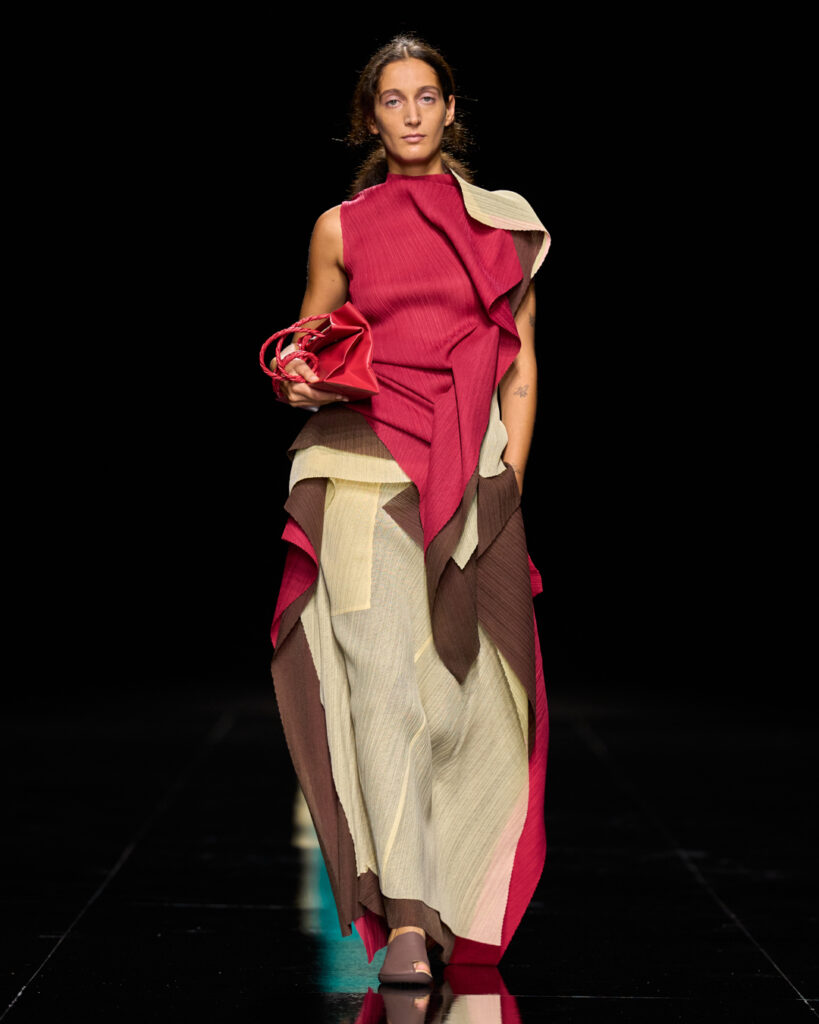 Issey Miyake : le drapé encore humide devenu moule 54 ISSEY MIYAKE SS27 LOOK 037
