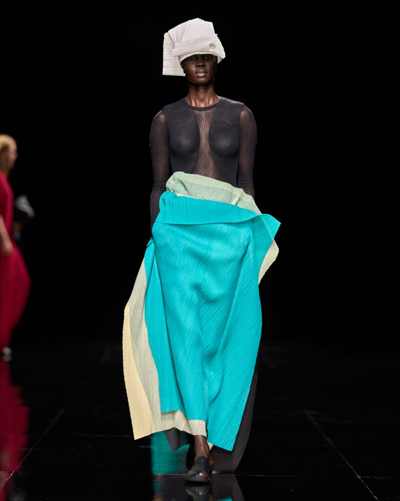 Issey Miyake : le drapé encore humide devenu moule 118 ISSEY MIYAKE SS27 LOOK 038 1