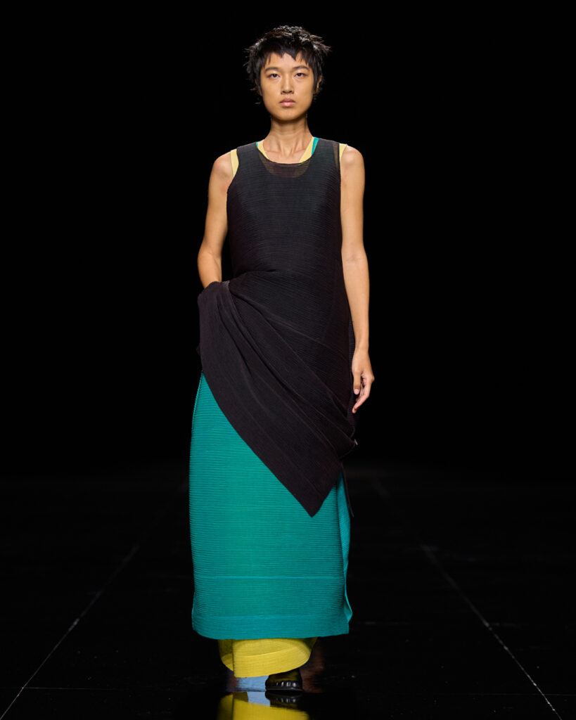 Issey Miyake : le drapé encore humide devenu moule 65 ISSEY MIYAKE SS27 LOOK 039