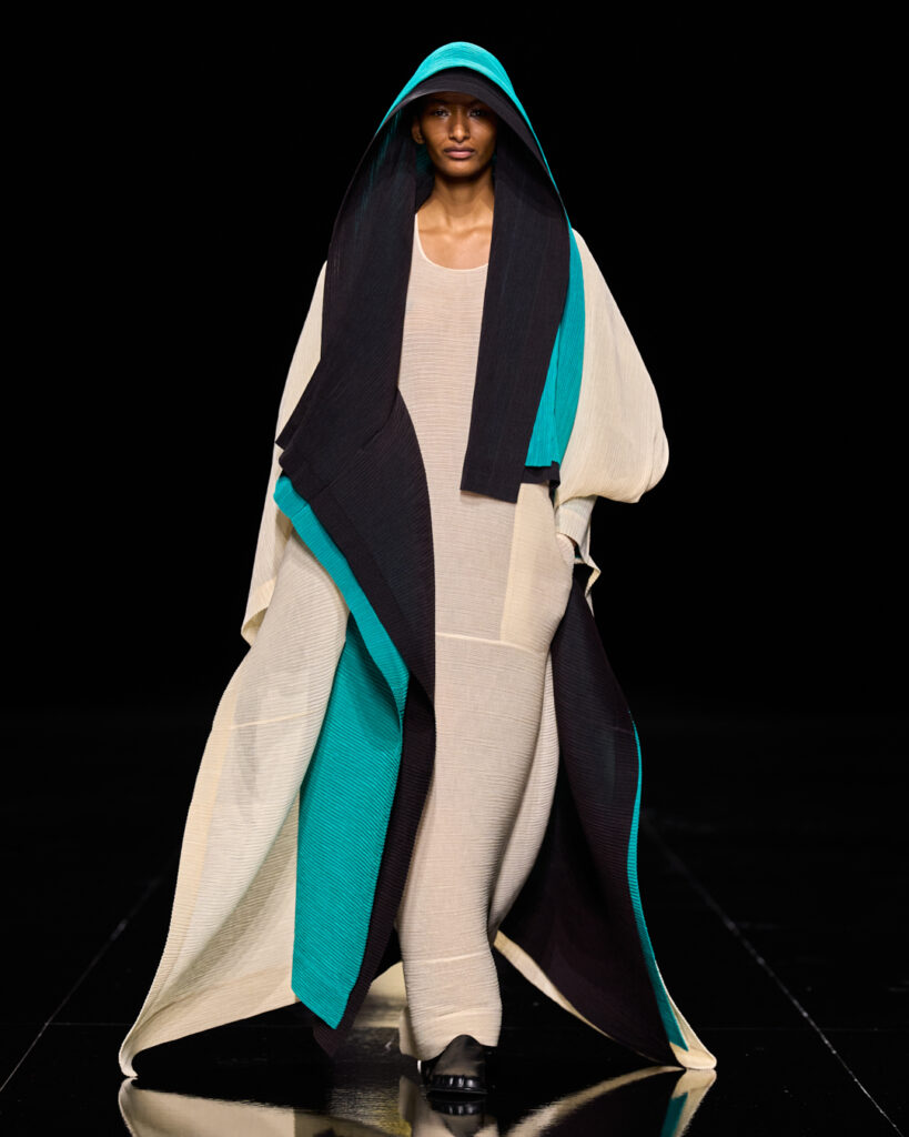 Issey Miyake : le drapé encore humide devenu moule 91 ISSEY MIYAKE SS27 LOOK 041 1