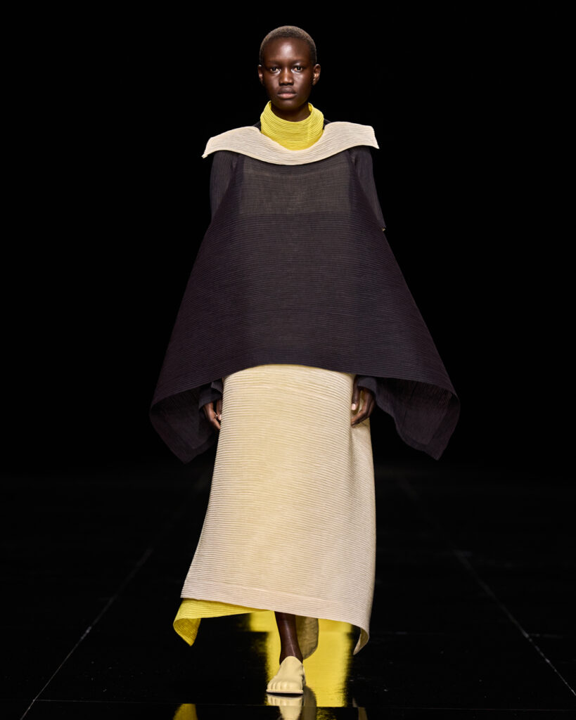 Issey Miyake : le drapé encore humide devenu moule 88 ISSEY MIYAKE SS27 LOOK 042 1