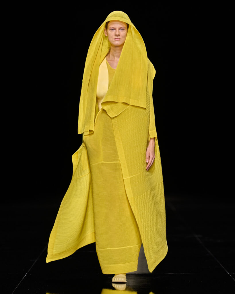 Issey Miyake : le drapé encore humide devenu moule 33 ISSEY MIYAKE SS27 LOOK 043
