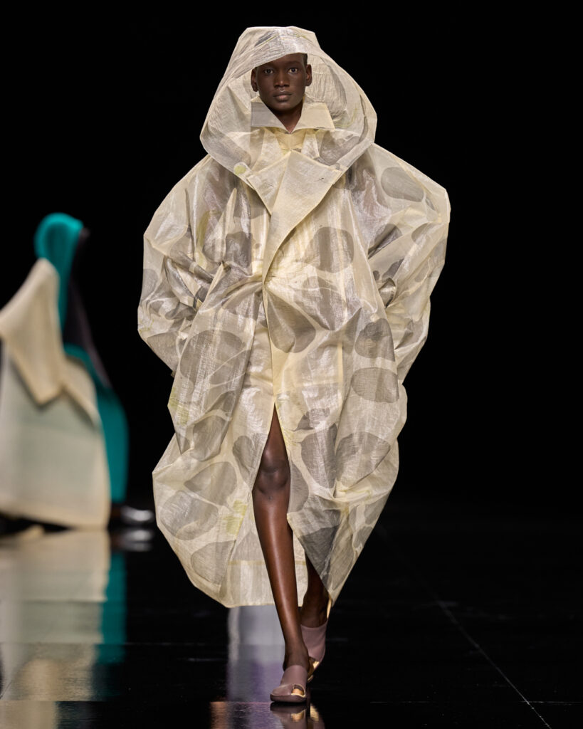 Issey Miyake : le drapé encore humide devenu moule 81 ISSEY MIYAKE SS27 LOOK 044 1