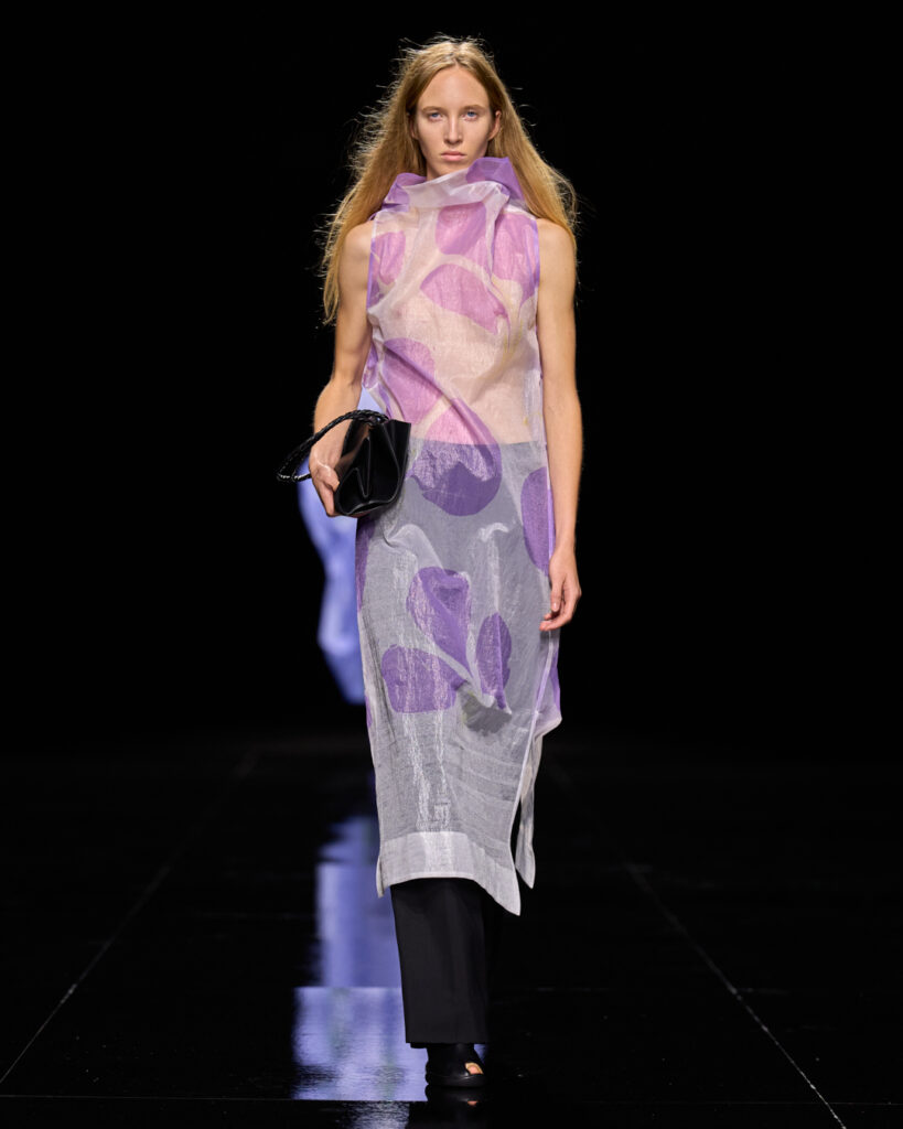 Issey Miyake : le drapé encore humide devenu moule 80 ISSEY MIYAKE SS27 LOOK 045 1