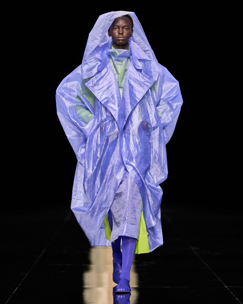 Issey Miyake : le drapé encore humide devenu moule 29 ISSEY MIYAKE SS27 LOOK 046