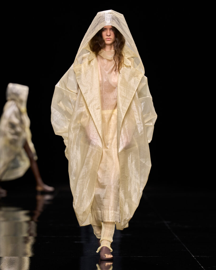 Issey Miyake : le drapé encore humide devenu moule 32 ISSEY MIYAKE SS27 LOOK 047