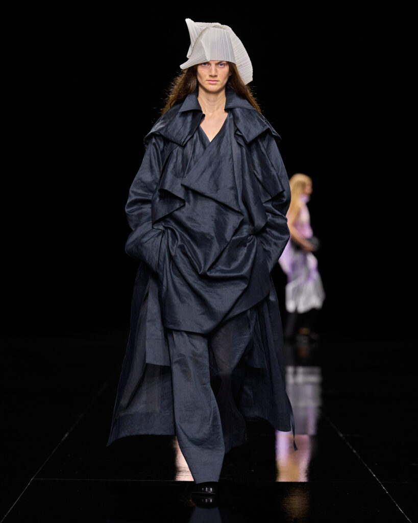 Issey Miyake : le drapé encore humide devenu moule 78 ISSEY MIYAKE SS27 LOOK 048