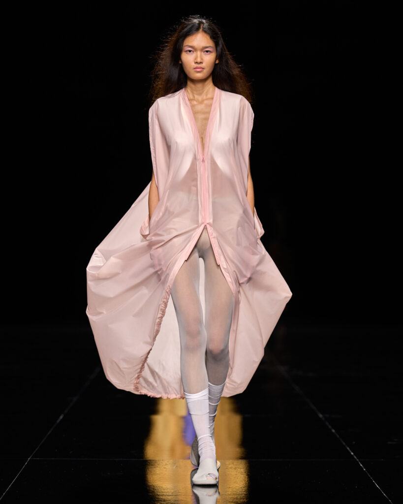 Issey Miyake : le drapé encore humide devenu moule 77 ISSEY MIYAKE SS27 LOOK 049