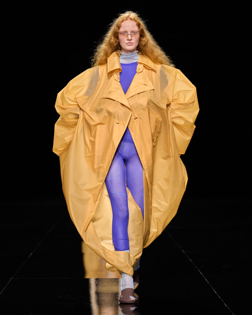 Issey Miyake : le drapé encore humide devenu moule 28 ISSEY MIYAKE SS27 LOOK 050
