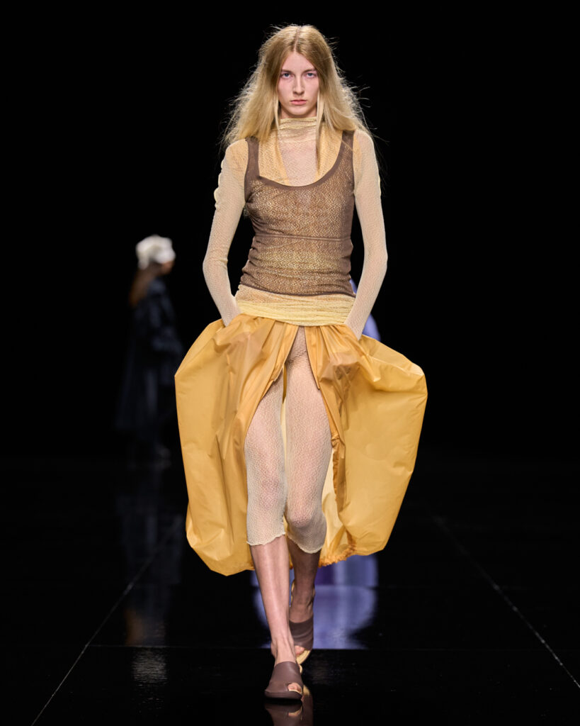 Issey Miyake : le drapé encore humide devenu moule 79 ISSEY MIYAKE SS27 LOOK 051 1