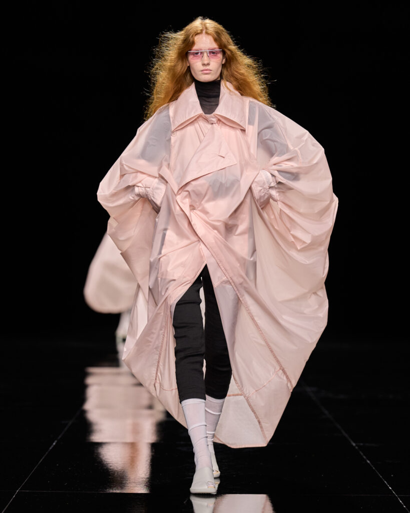Issey Miyake : le drapé encore humide devenu moule 85 ISSEY MIYAKE SS27 LOOK 053 1