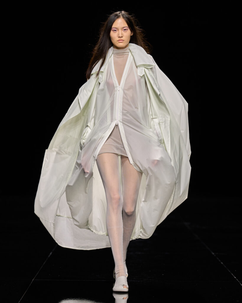 Issey Miyake : le drapé encore humide devenu moule 35 ISSEY MIYAKE SS27 LOOK 054
