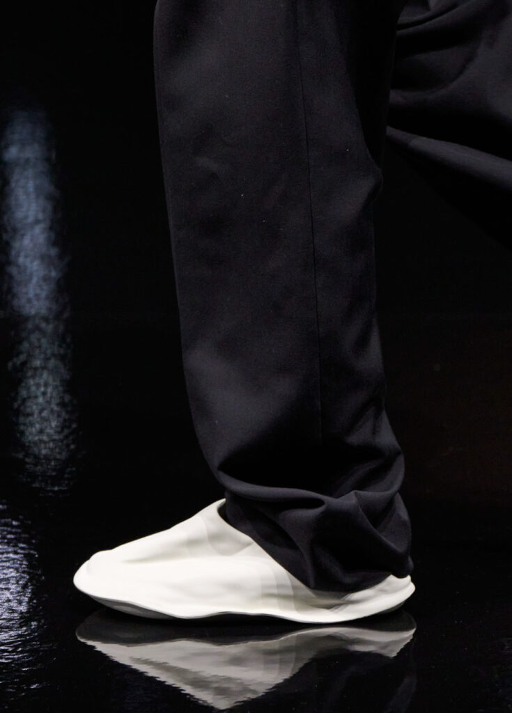 Issey Miyake : le drapé encore humide devenu moule 136 ISSEY MIYAKE SS27 Peu Formula 02 Salvatore Dragone GoRunway 1