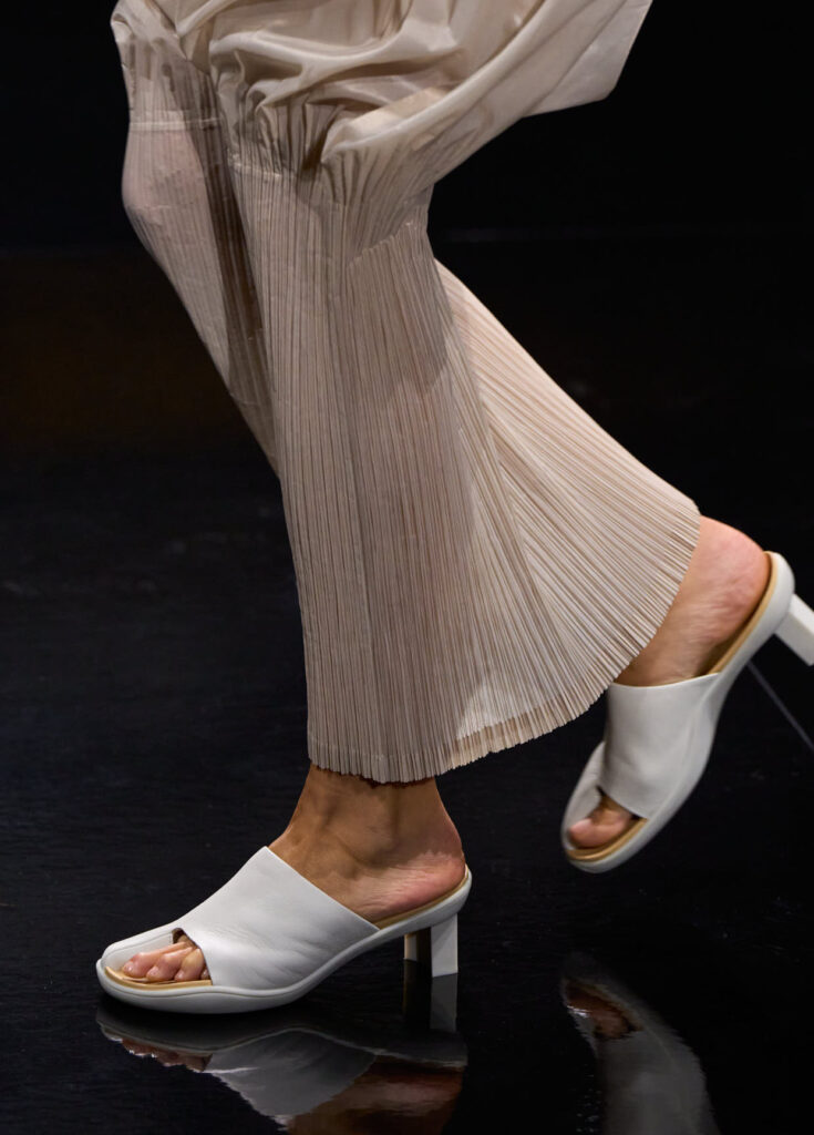 Issey Miyake : le drapé encore humide devenu moule 152 ISSEY MIYAKE SS27 Peu Lift 04 Salvatore Dragone GoRunway 1