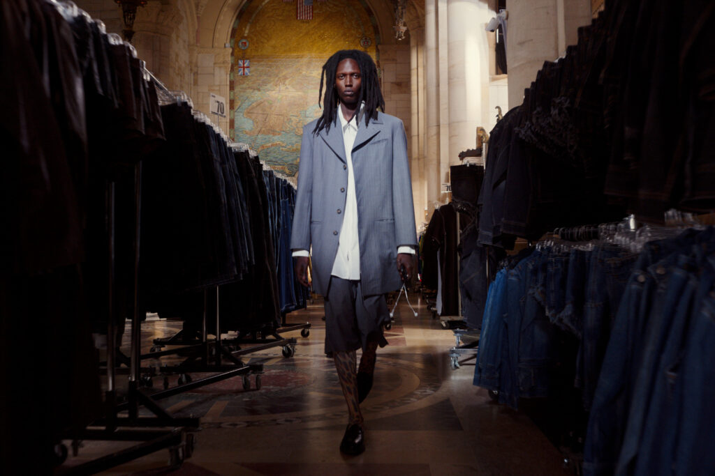 Telfar montre sa collection SS 2027 dans sa vente d’échantillons, entre Brooklyn et Paris 53 LK 07