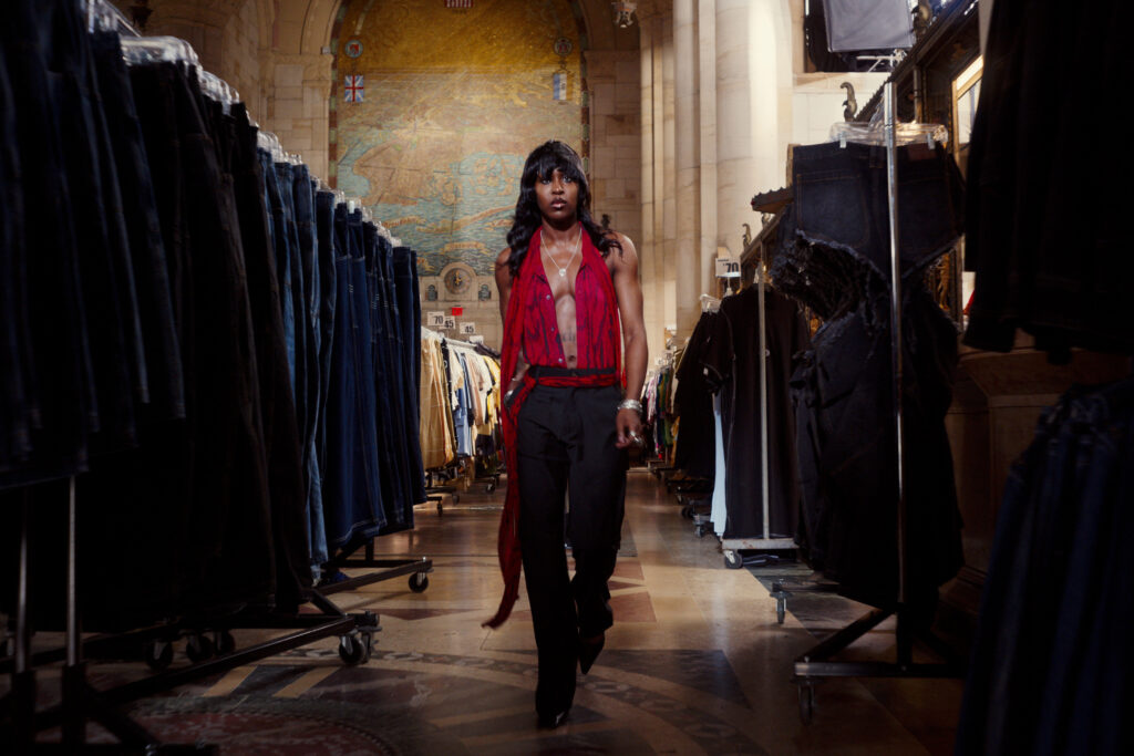 Telfar montre sa collection SS 2027 dans sa vente d’échantillons, entre Brooklyn et Paris 54 LK 17