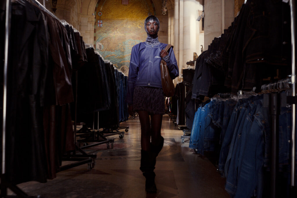 Telfar montre sa collection SS 2027 dans sa vente d’échantillons, entre Brooklyn et Paris 55 LK 29