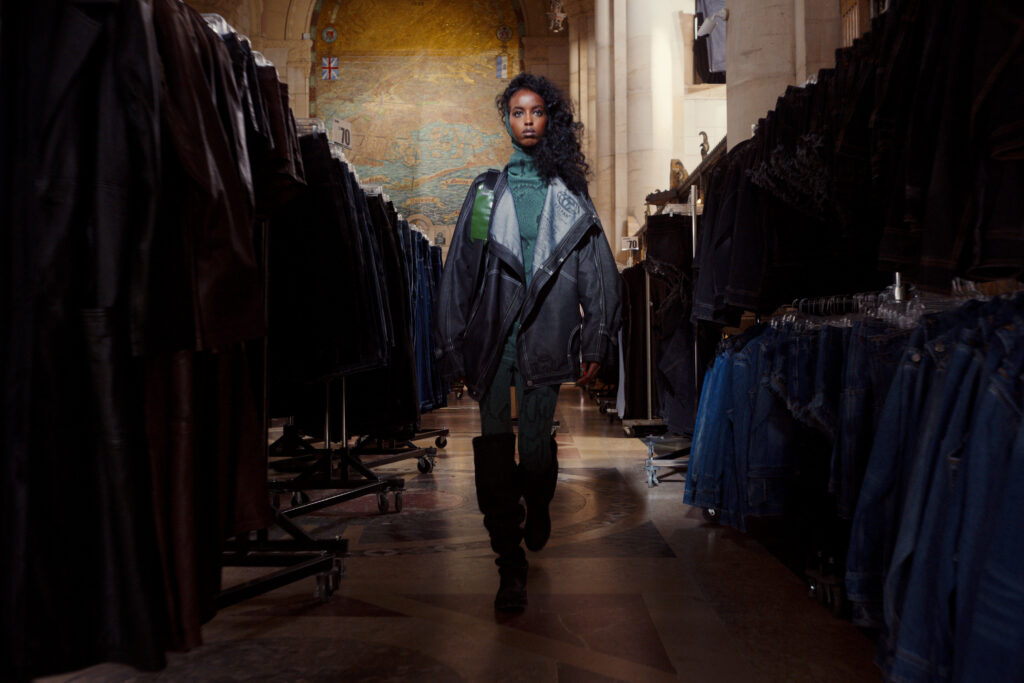 Telfar montre sa collection SS 2027 dans sa vente d’échantillons, entre Brooklyn et Paris 58 LK 31
