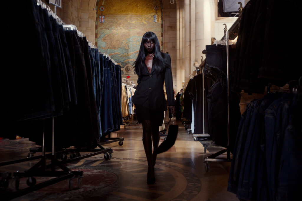 Telfar montre sa collection SS 2027 dans sa vente d’échantillons, entre Brooklyn et Paris 56 LK 47