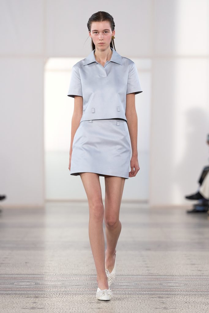 Chez Carven, une perle seule et un passant de ceinture vide 25 Look 01