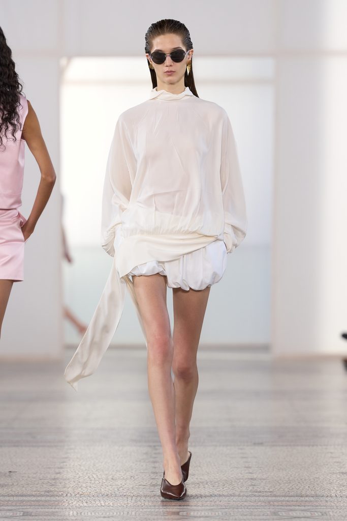 Chez Carven, une perle seule et un passant de ceinture vide 27 Look 03