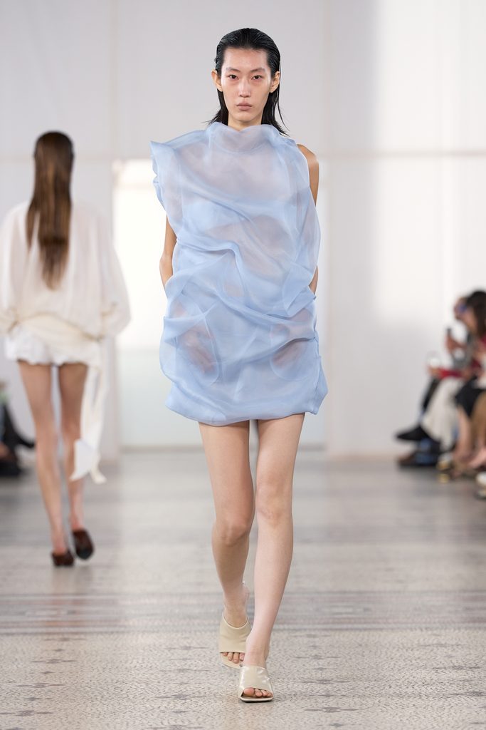 Chez Carven, une perle seule et un passant de ceinture vide 28 Look 04