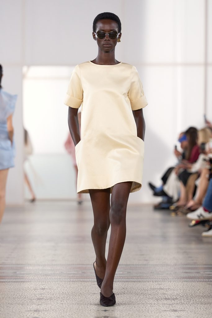 Chez Carven, une perle seule et un passant de ceinture vide 29 Look 05