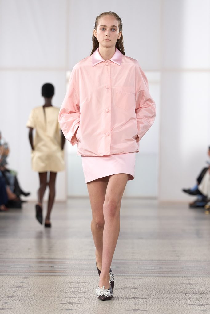 Chez Carven, une perle seule et un passant de ceinture vide 30 Look 06