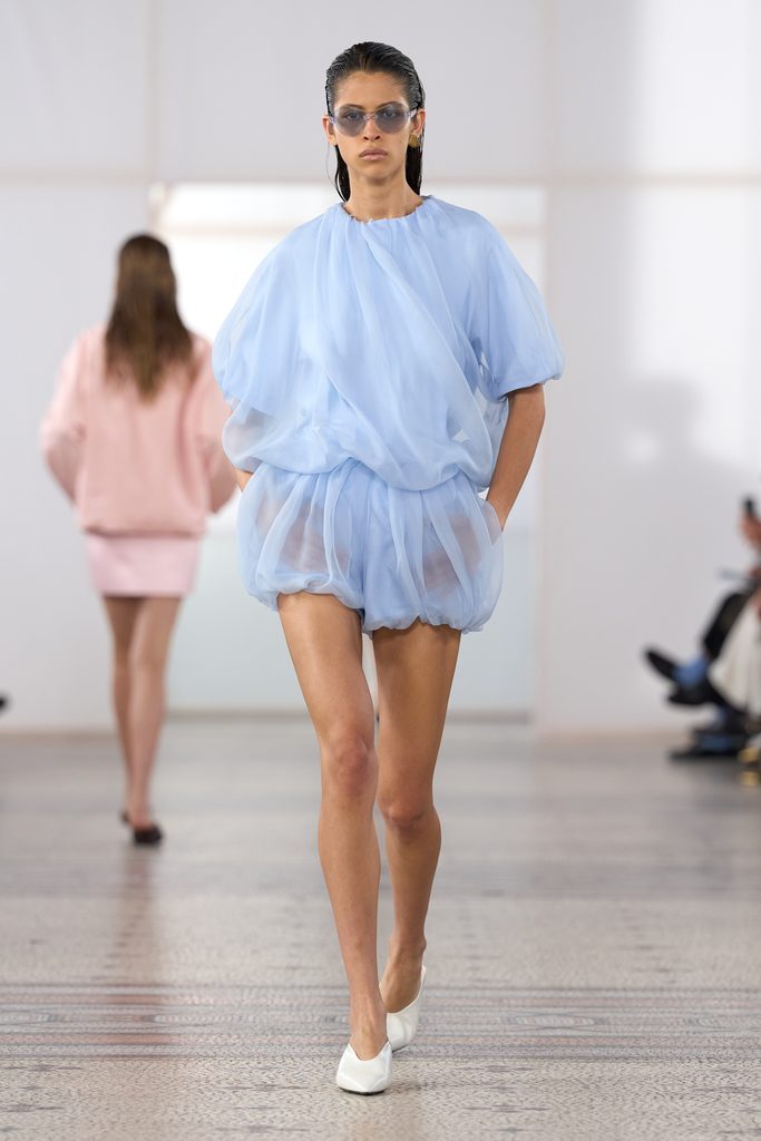 Chez Carven, une perle seule et un passant de ceinture vide 31 Look 07