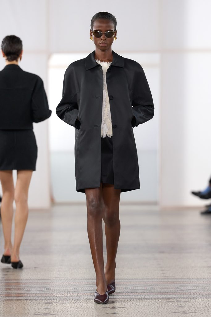 Chez Carven, une perle seule et un passant de ceinture vide 33 Look 09