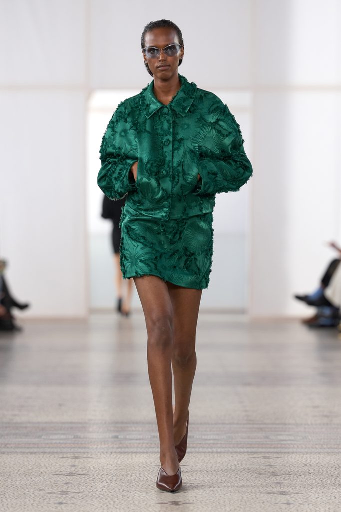 Chez Carven, une perle seule et un passant de ceinture vide 34 Look 10