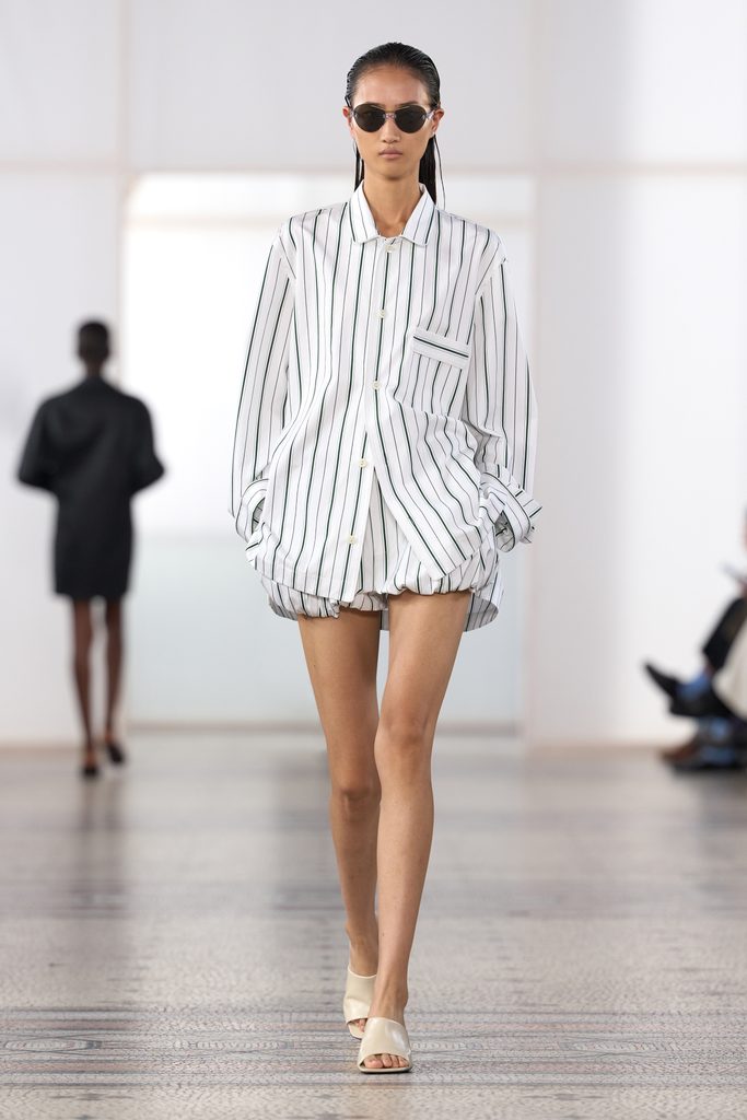 Chez Carven, une perle seule et un passant de ceinture vide 35 Look 11