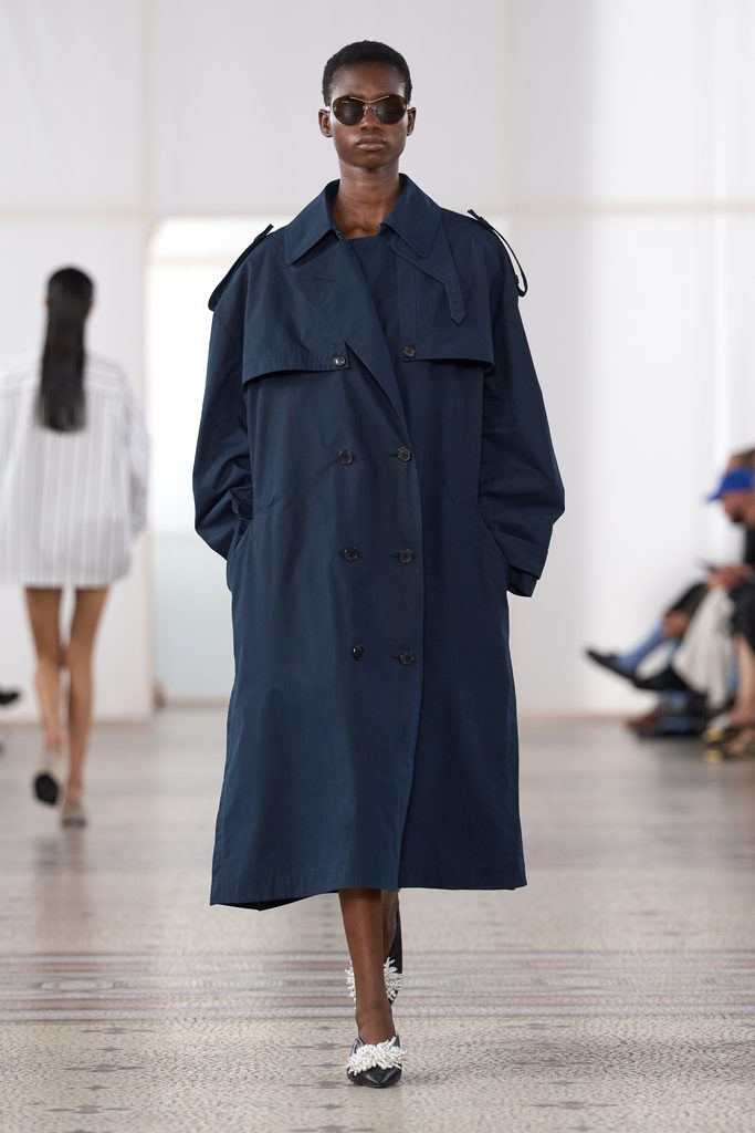 Chez Carven, une perle seule et un passant de ceinture vide 36 Look 12