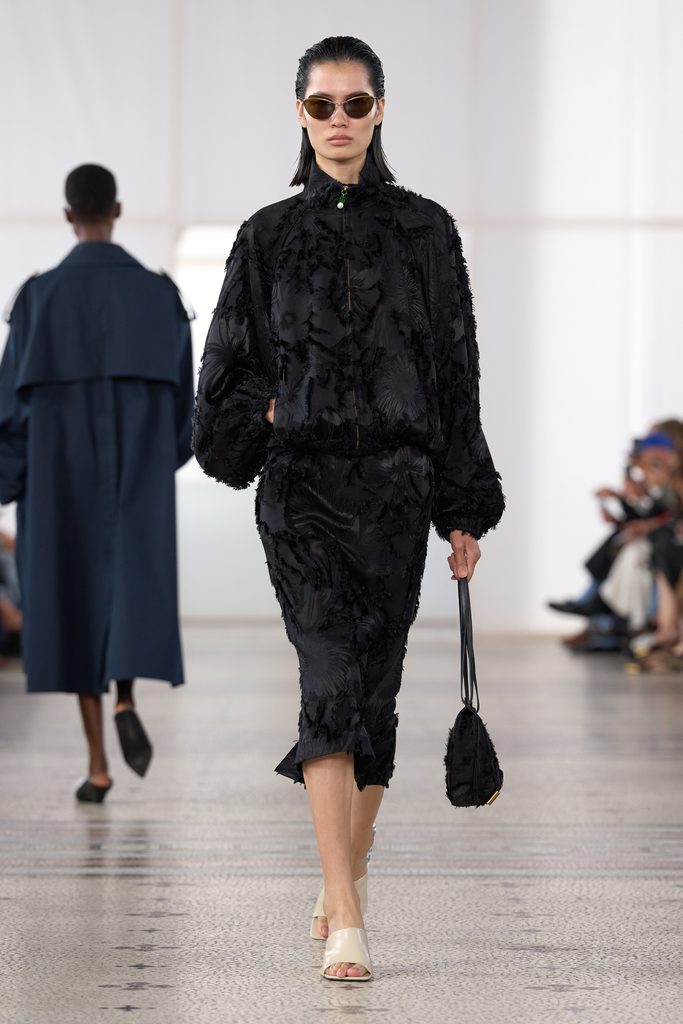 Chez Carven, une perle seule et un passant de ceinture vide 37 Look 13