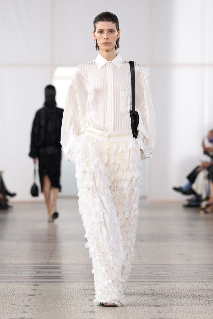 Chez Carven, une perle seule et un passant de ceinture vide 38 Look 14