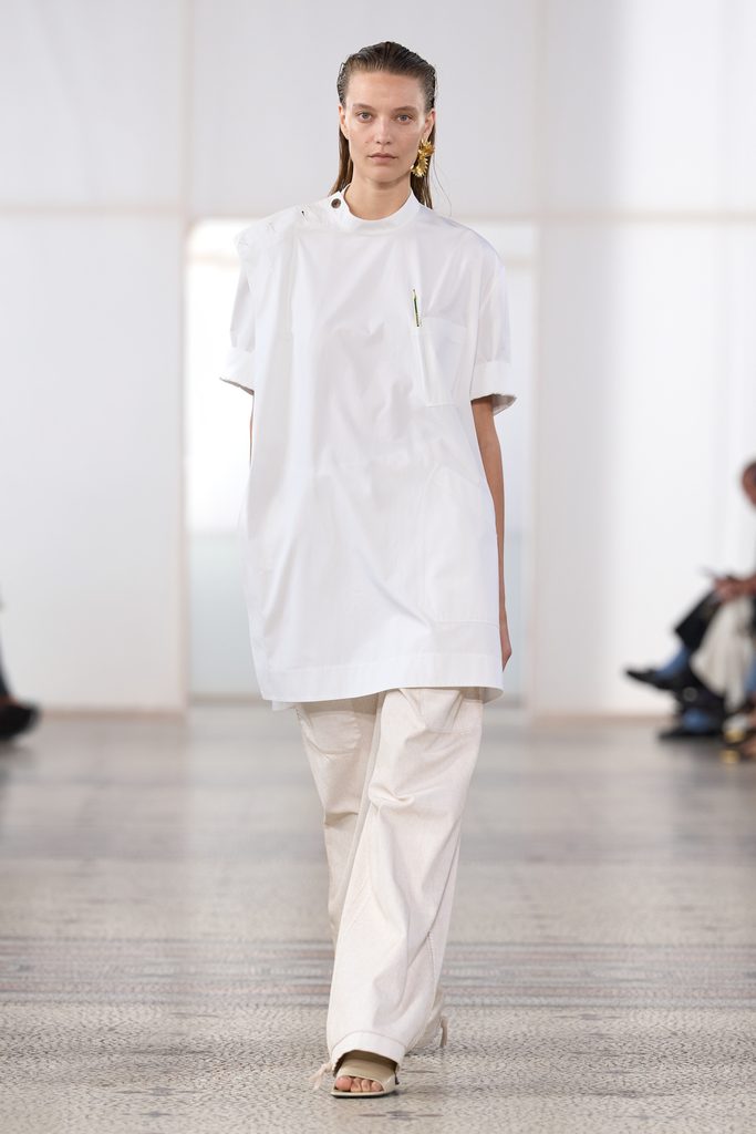 Chez Carven, une perle seule et un passant de ceinture vide 39 Look 15