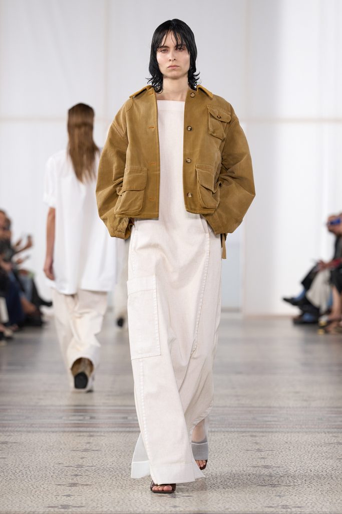 Chez Carven, une perle seule et un passant de ceinture vide 40 Look 16
