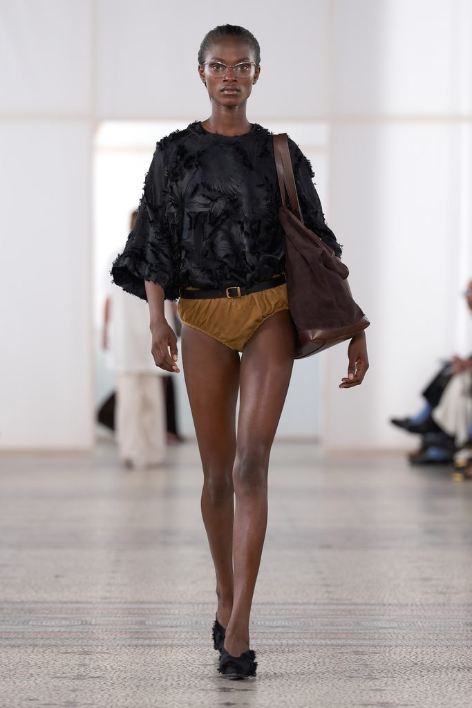 Chez Carven, une perle seule et un passant de ceinture vide 41 Look 17