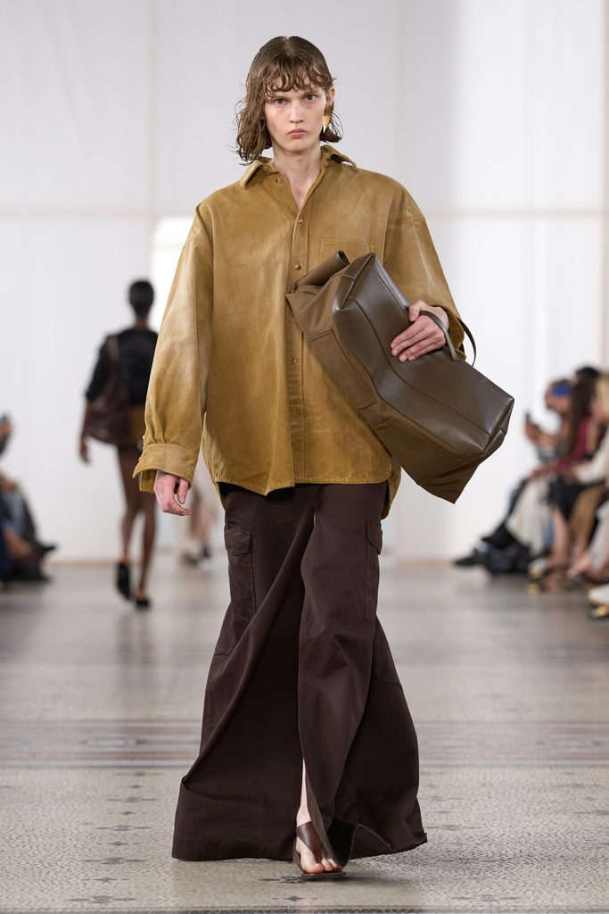 Chez Carven, une perle seule et un passant de ceinture vide 42 Look 18