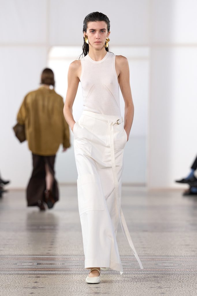 Chez Carven, une perle seule et un passant de ceinture vide 43 Look 19