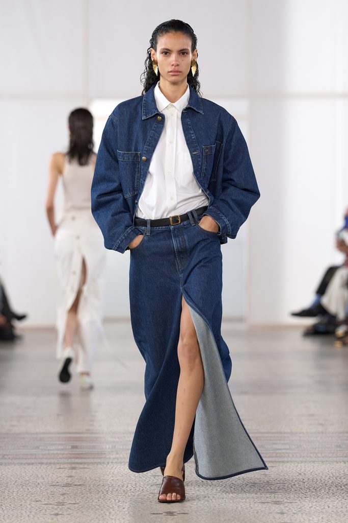 Chez Carven, une perle seule et un passant de ceinture vide 44 Look 20