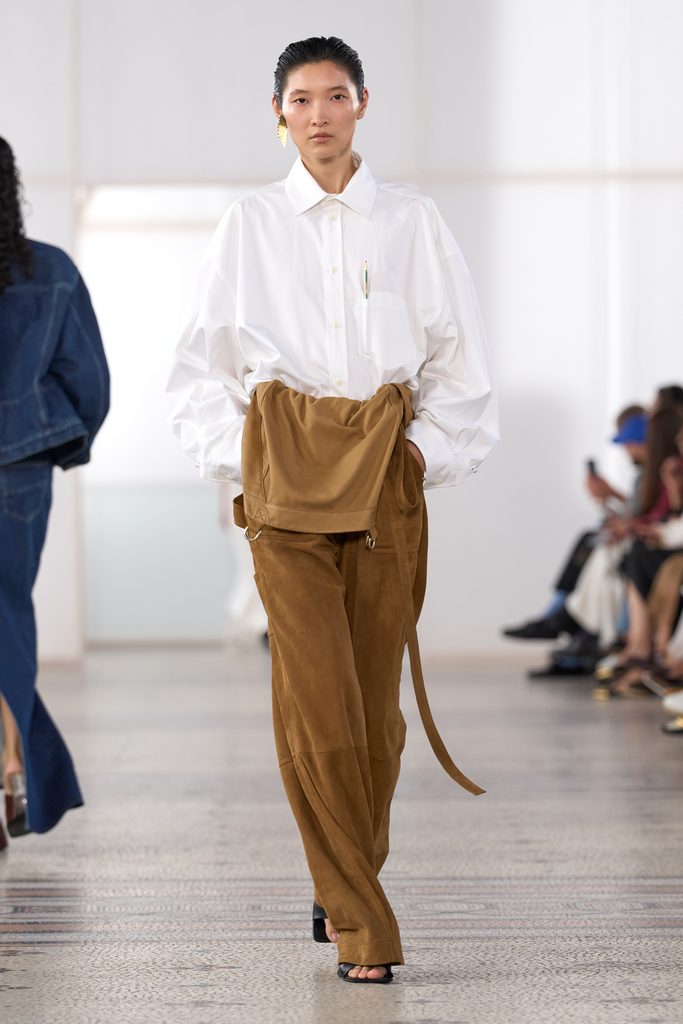 Chez Carven, une perle seule et un passant de ceinture vide 45 Look 21