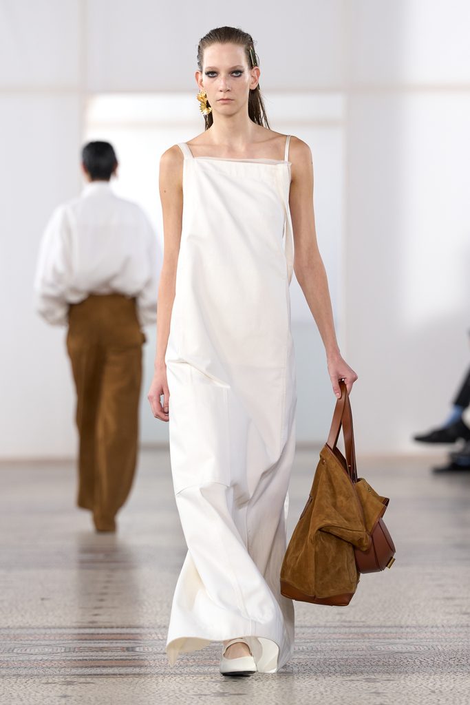 Chez Carven, une perle seule et un passant de ceinture vide 46 Look 22