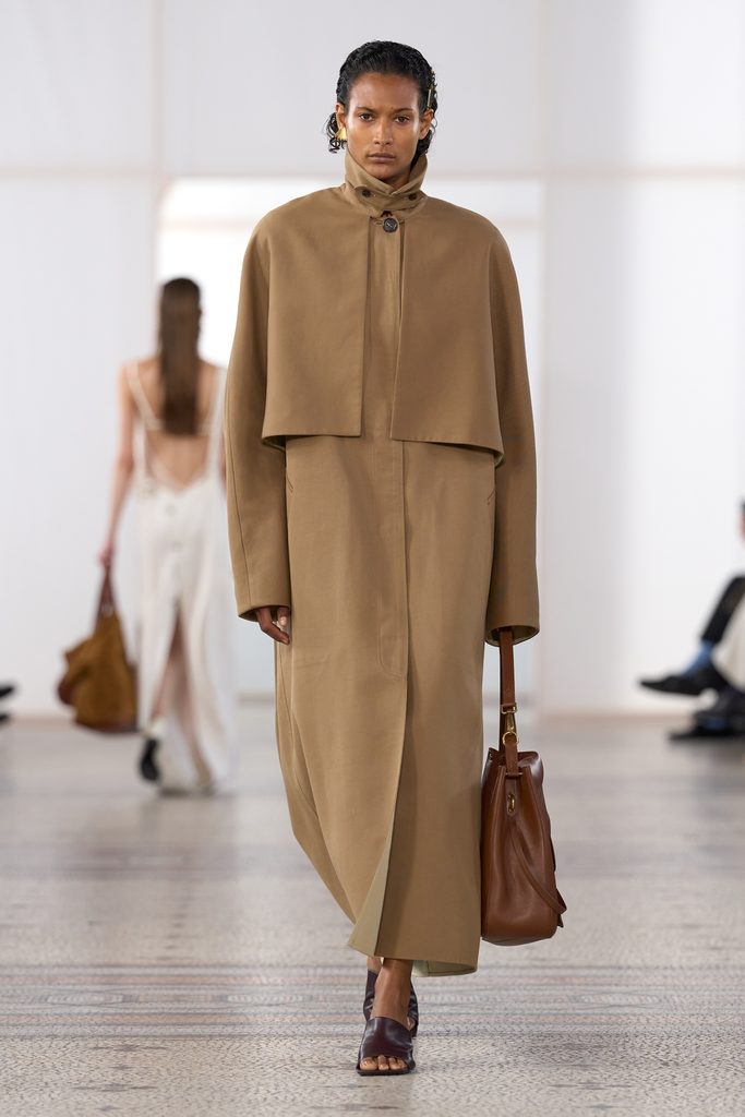 Chez Carven, une perle seule et un passant de ceinture vide 47 Look 23
