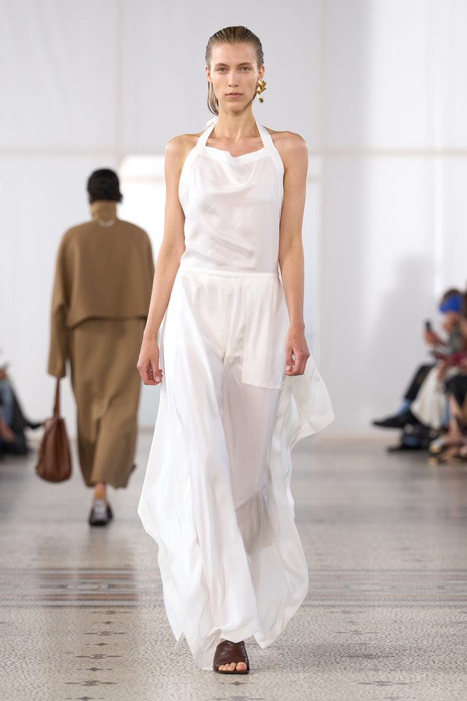 Chez Carven, une perle seule et un passant de ceinture vide 48 Look 24
