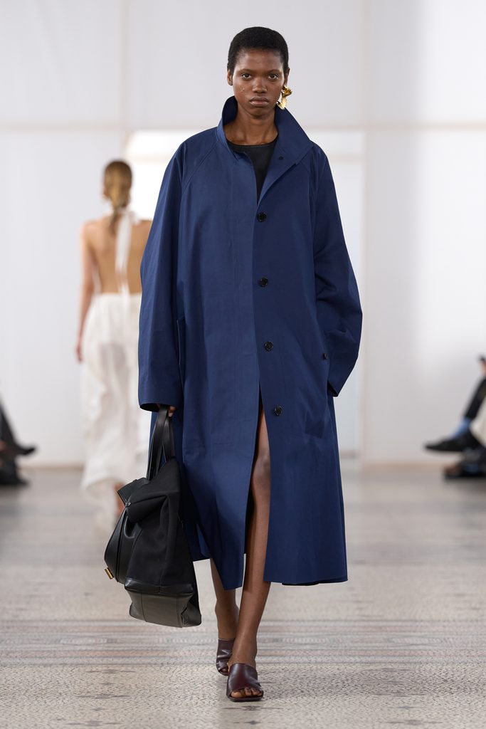 Chez Carven, une perle seule et un passant de ceinture vide 49 Look 25