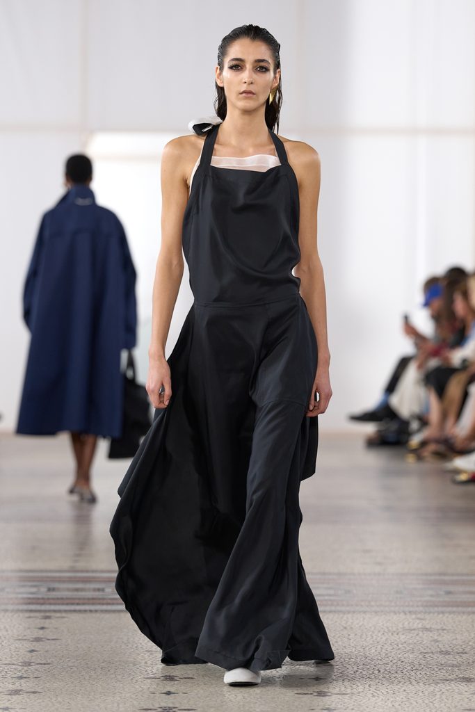 Chez Carven, une perle seule et un passant de ceinture vide 50 Look 26
